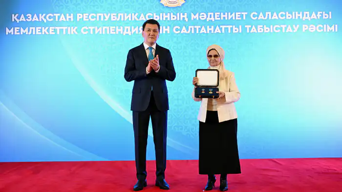 Знак особого отличия Бауыржана Момышулы: Золотая звезда и орден 'Отан' для родственников 'Халық қаһарманы' Астане