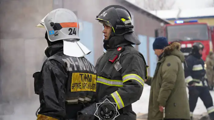 Сильный пожар в Астане: загорелось здание станции техобслуживания на проспекте Нургисы Тлендиева Астане