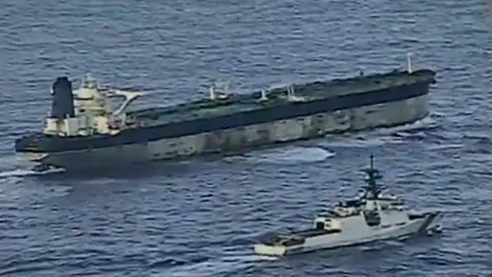 США опубликовали видео захвата танкера Marinera, следовавшего под российским флагом: над судном кружат вертолёты. Астане