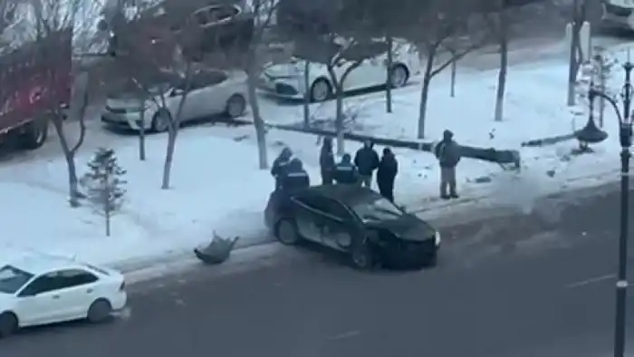 Столб упал на машину в Астане: авария на проспекте Мангилик Ел Астане