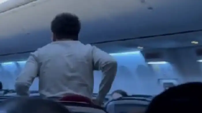 Студент-медик спас жизнь пассажиру на рейсе Астана — Шымкент, вызвав восхищение у остальных пассажиров Астане