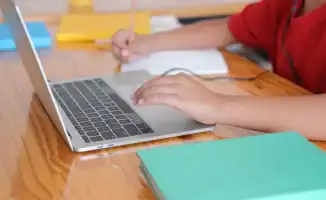 Школьники Астаны переходят на дистанционное обучение: вызовы и возможности для семей