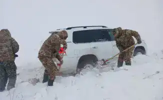 Kazakhstan's Emergency Rescuers Evacuate 257 Individuals from Snowdrifts Amid Deteriorating Weather Conditions