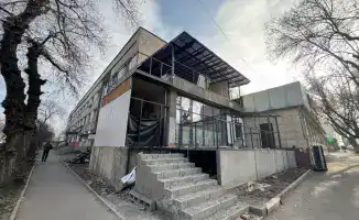 В Алматы начался снос незаконной пристройки на ул. Акан Серы, 18