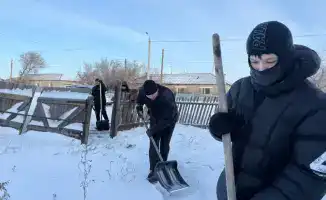 В Наурзумском районе волонтёры помогают пожилым людям в рамках акции «Снежный десант»