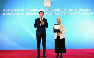 Государственный советник Ерлан Карин вручил Золотую звезду и орден «Отан» родственникам Бауыржана Момышулы в рамках церемонии, посвящённой присвоению ему звания «Халық қаһарманы».