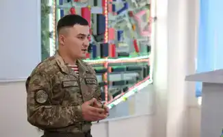 Солдат из Национальной гвардии продолжает обучение и свободно говорит на семи языках