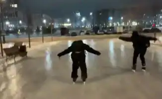 В Астане молодые жители нашли оригинальный способ обойти пробки, катаясь по обледеневшим дорожкам столичного парка. В соцсетях появилось видео, на котором они с удовольствием скользят по льду, привлекая внимание и вызывая интерес у горожан. Полиция объясн