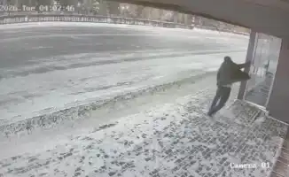 Астанчанин сломал стекло в остановке после конфликта с незнакомцем