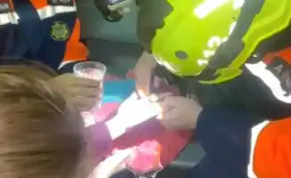 Спасатели Астаны помогают девушке избавиться от кольца, сдавившего палец