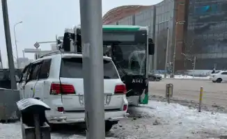 ДТП в центре Астаны: маршрутный автобус столкнулся с двумя легковыми автомобилями