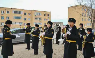 Военные моряки Актау поздравили ветерана с юбилеем