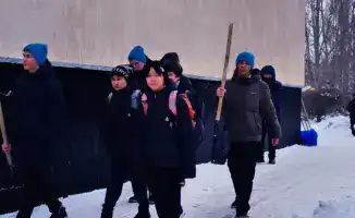 Школьники Астаны объединились для волонтерской эстафеты по очистке снега в общественных местах