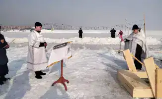 Крещенские купания в Алматинской области: ледяная вода и дежурные спасатели