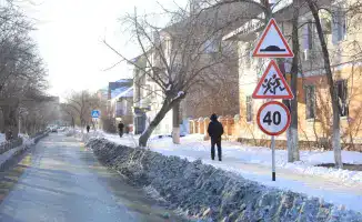 Глава региона оценил работу по уборке снега в микрорайоне Есет батыра, подчеркивая важность контроля за подрядчиками.