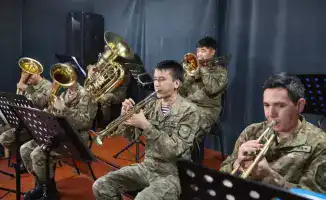 Музыка в строю: солдат с мечтой о сцене