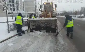 Астана активно очищает улицы от снега: более 1300 единиц техники на линии