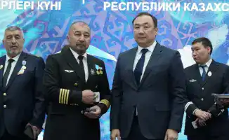 Вручение нагрудного знака «Құрметті авиатор» пилоту МЧС Мухамеду-Шарипу Ермекову