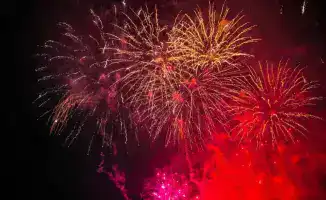 Астана в огнях: новогодний фейерверк зажег небо в двух точках города