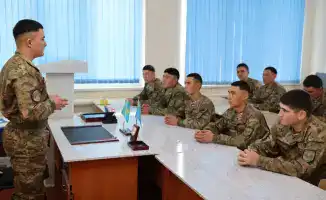 Национальная гвардия полиглот солдат говорит на семи языках