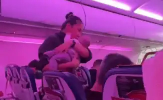 Плач ребенка в самолете: извиняться или нет?