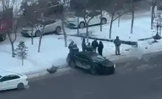 Столб упал на машину в Астане: авария на проспекте Мангилик Ел