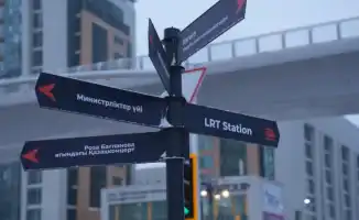 Новые дорожные указатели в Астане: шаг к улучшению навигации и доступности легкорельсового транспорта (LRT)