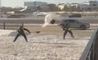 Снежные войны: как астанчане в пуховиках вернули детство на остановке