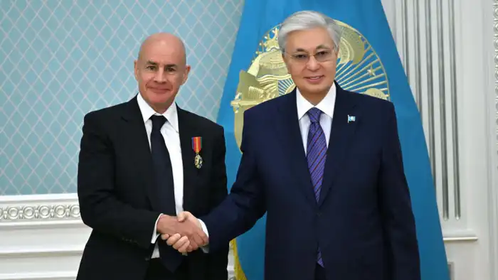 Касым-Жомарт Токаев наградил орденом президента Международной федерации лыжного спорта и сноуборда Йохана Элиаша во время его визита в Акорду. Астане