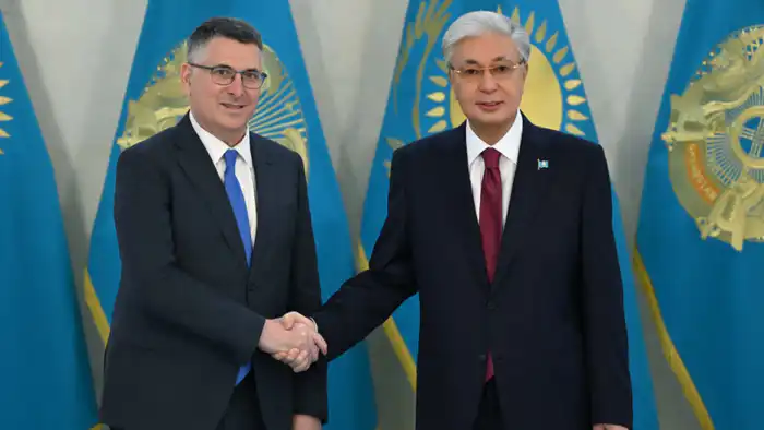 Президент Казахстана Касым-Жомарт Токаев принял министра иностранных дел Израиля Эли Коэна. В ходе встречи обсуждались вопросы двустороннего сотрудничества и укрепления отношений между Казахстаном и Израилем. Токаев подчеркнул важность развития взаимовыго Астане