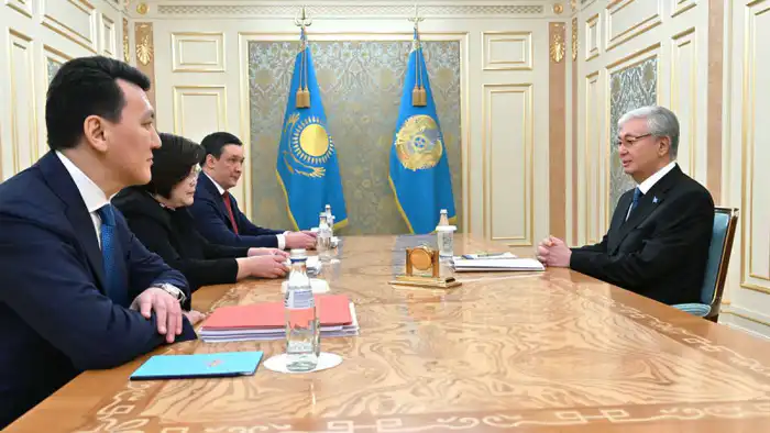 Токаев получил отчет Конституционной комиссии: ключевые изменения могут изменить политический ландшафт Казахстана Астане
