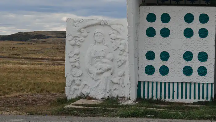 Остановка с барельефом "Женщина и младенец" в районе села Ишимка, Акмолинская область. Фото: ©️ Иван Сухоруков