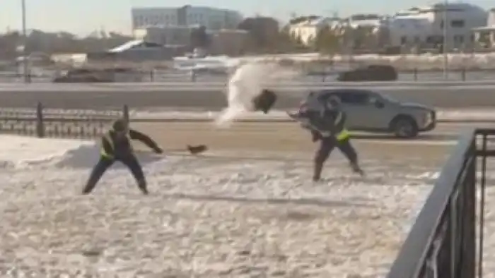 Снежные войны: как астанчане в пуховиках вернули детство на остановке Астане