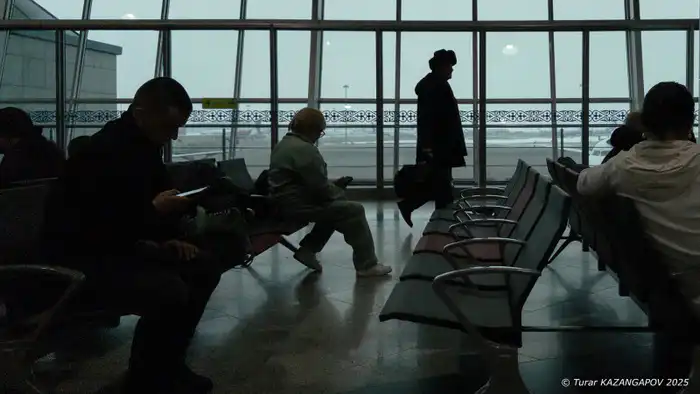 Казахстанцы выражают недовольство задержками рейсов: пассажиры рейса IQ367 провели часы в ожидании вылета Астане