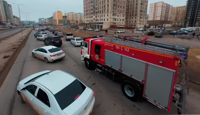 Эксперимент в Актау: водители реагируют на пожарные автомобили в рамках акции 'Жол бер!' Астане