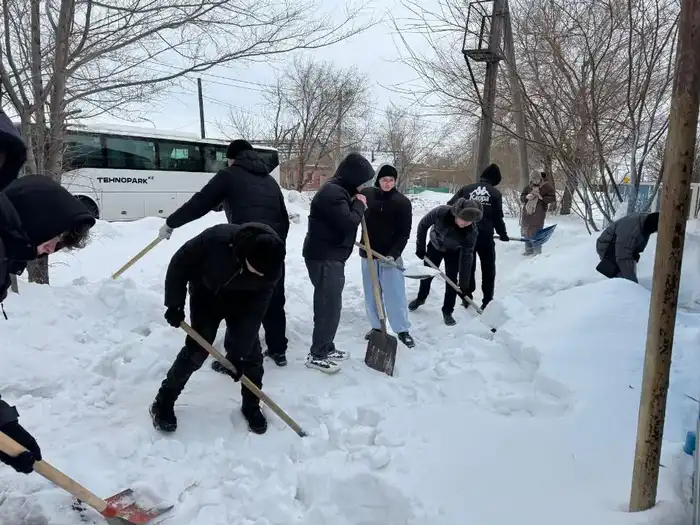В Костанае волонтеры провели акцию по помощи пенсионерам и людям с ограниченными возможностями в зимний период Астане