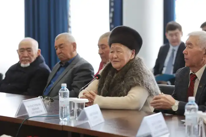 Ербол Карашукеев встретился с представителями творческой интеллигенции Меркенского района (4)