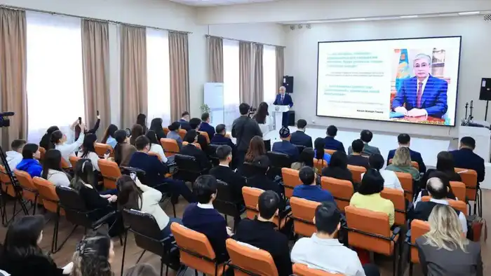 Поддержка экспертов и молодёжных лидеров Карагандинской области новой Конституции: шаг к улучшению прав граждан и развитию общества Астане