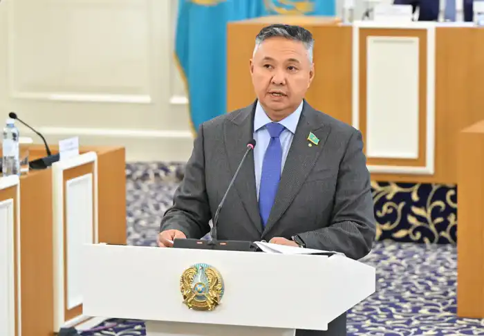 Депутат Азат Перуашев предложил расширить определение форм собственности в новой Конституции РК Астане