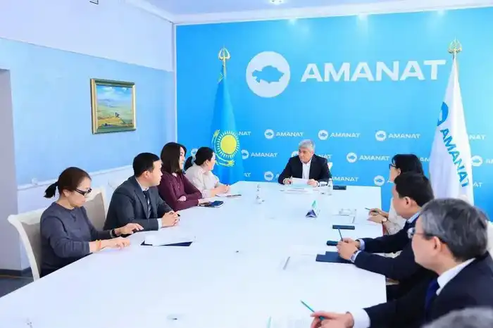 Ермаганбет Булекпаев провёл приём жителей в филиале партии Amanat (5)