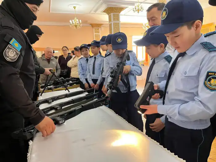 В городе Алтай прошла необычная встреча школьников и студентов с работниками полиции (5)