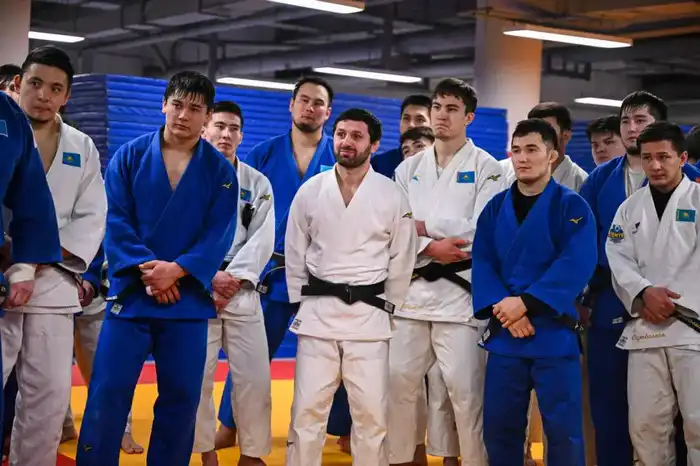 Сборные Казахстана готовятся к Grand Slam по дзюдо и чемпионату Азии в помещении - Ербол Мырзабосынов ознакомился с тренировочным процессом (2)