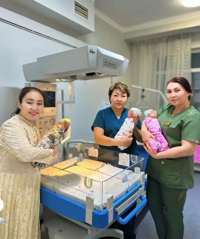 В Алматы 39-летняя женщина родила тройню и сразу стала многодетной мамой (2)