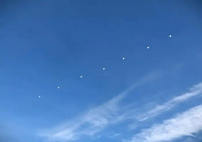 Первый парашютный прыжок в Казахстане: 196 солдат Астане