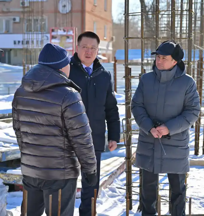 Аким области Асаин Байханов в рамках рабочей поездки посетил ряд инвестиционных объектов региона, ознакомился с ходом строительства гостиницы «Novotel», а также побывал на предприятиях центральной промышленной зоны областного центра (7)