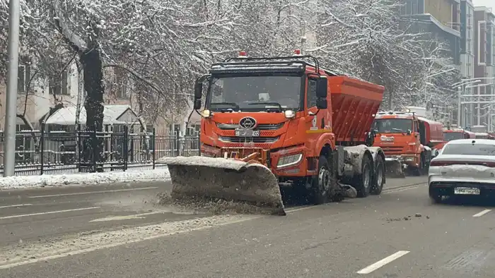 Алматы очищает свои улицы от снежного покрова: 4050 рабочих и 1250 единиц техники на страже зимней чистоты Астане