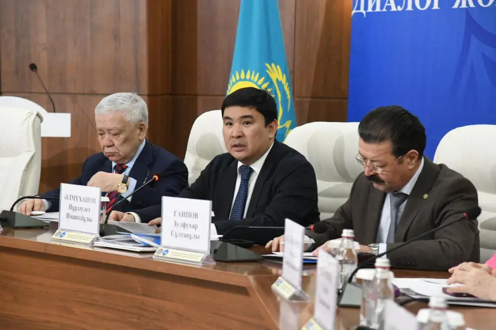 Значение Дня благодарности в укреплении общественного согласия обсудили за круглым столом в Астане (8)