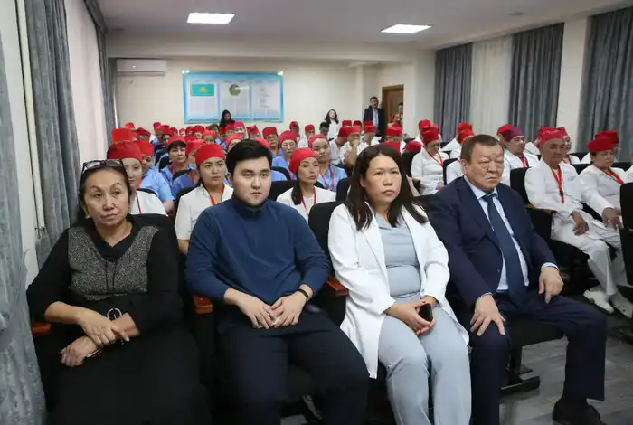 В Алматы состоялась диалоговая площадка с медицинскими работниками по вопросам конституционных изменений (2)