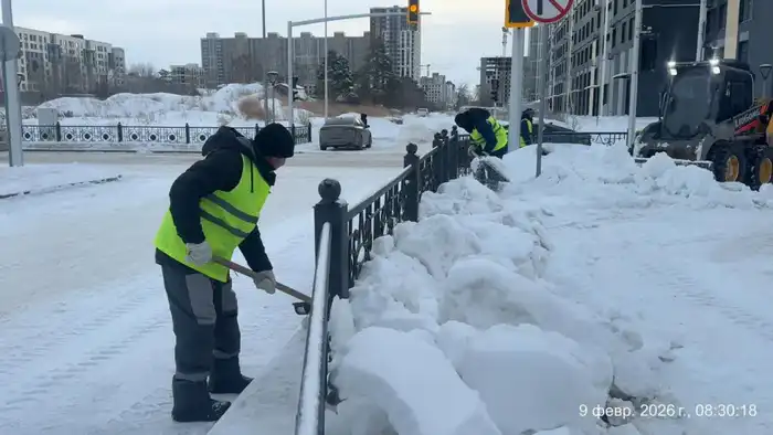 Около двух тысяч дорожных рабочих задействовано в снегоуборке в Астане (5)