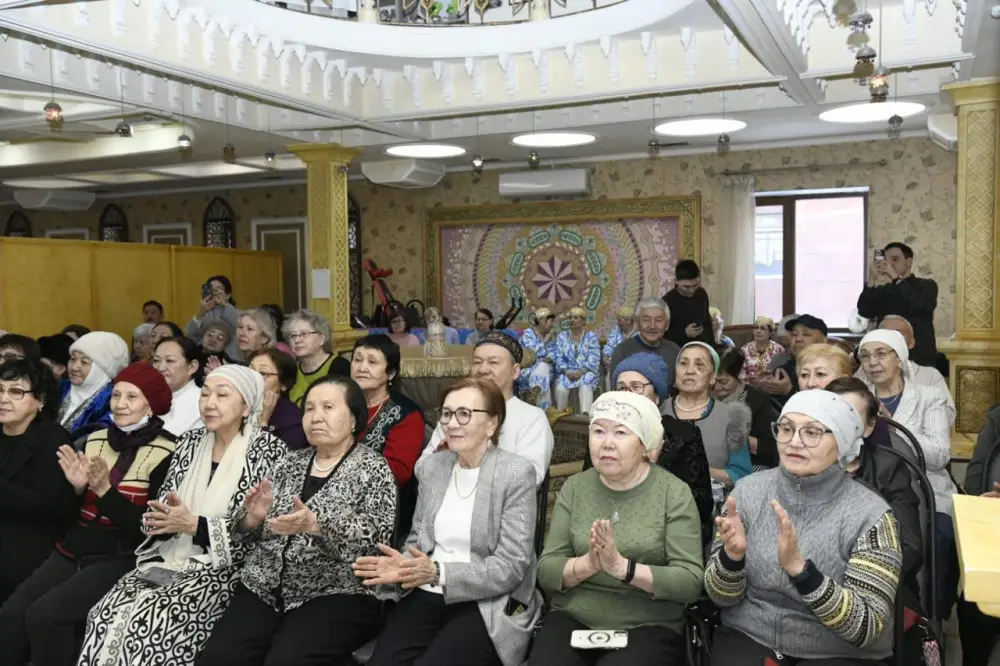В Астане пенсионеры провели мероприятие, посвященное Дню благодарности, с выступлениями ветеранов и национальными танцами. Астане